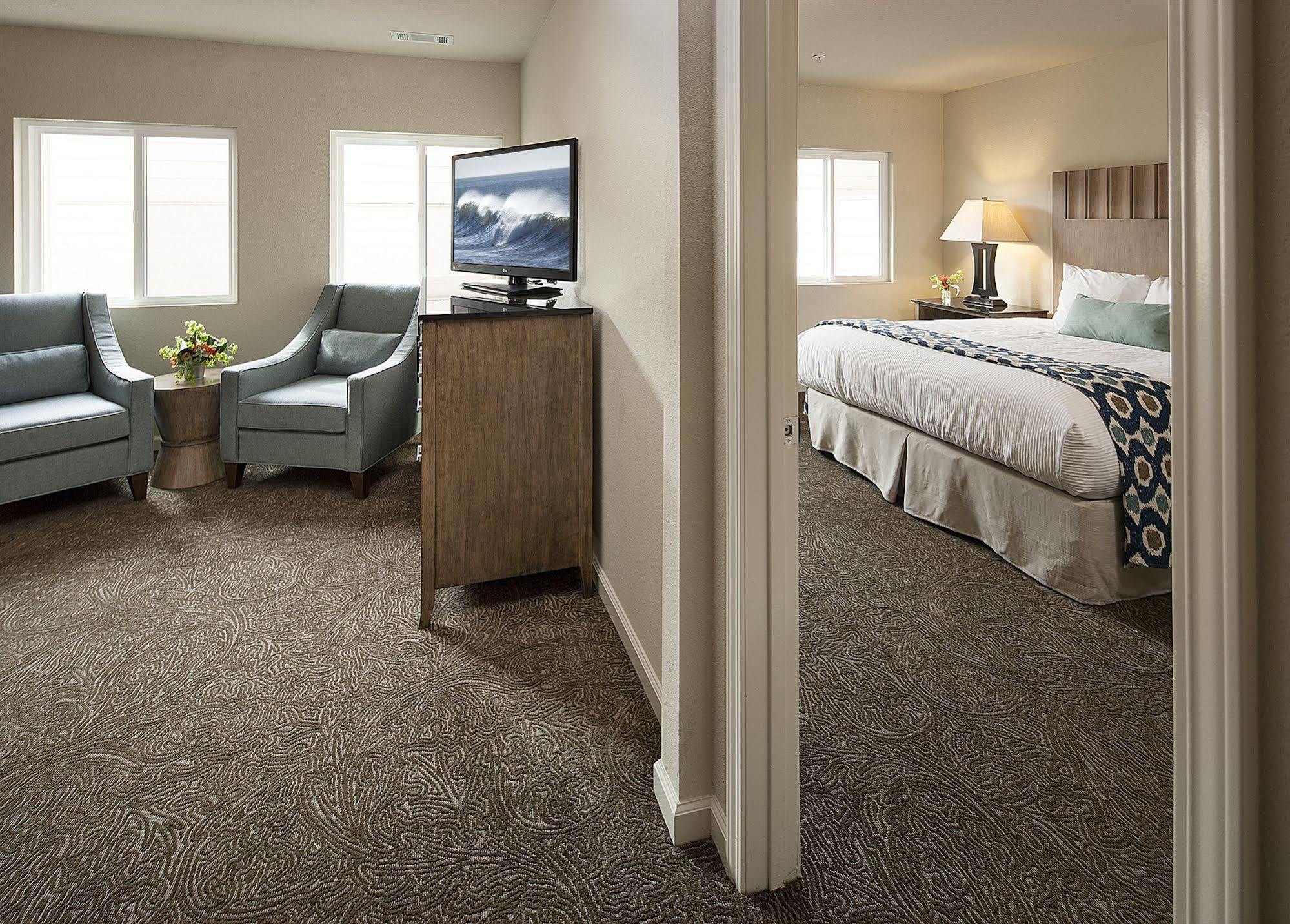 Cambria Landing Inn And Suites Exterior foto